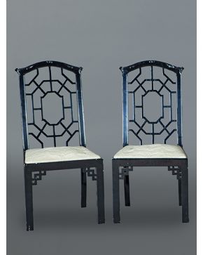308-Pareja de sillas de estilo oriental lacadas en negro con respaldo geométrico calado.