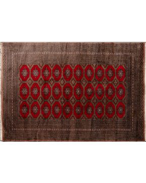 374-Alfombra persa Bukara en lana con decoración geométrica sobre campo granate.