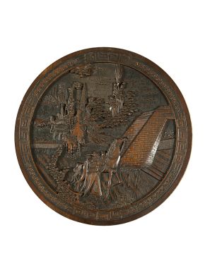 335-Placa circular oriental en madera tallada con representación de escenas en relieve.