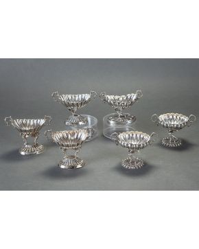 910-Dos centros de mesa en forma de copas en plata española punzonada.