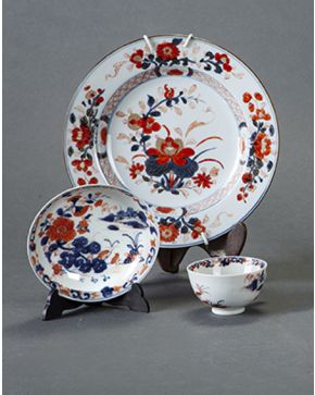 333-Lote de tras piezas en porcelana de Compañía de Indias estilo Imari. s. XIX.