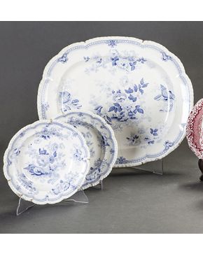 694-Lote de tres piezas en loza del s. XIX con decoración de flores en blanco y azul a base de flores y caracolas.