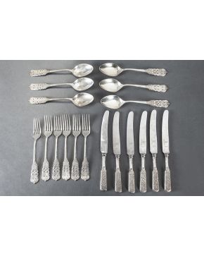 782-Juego de 6 tenedores. cucharas y cuchillos de mesa en plata peruana punzonada. ley 925. con marcas de Arias.