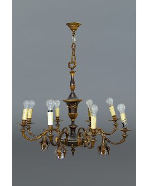 466-Lámpara de techo de 8 brazos de luz con 12 luces.  estilo neoclásico. en metal dorado y pavonado.