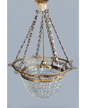 981-Lámpara tipo globo en metal y cristal tallado formando hilos de cuentas.