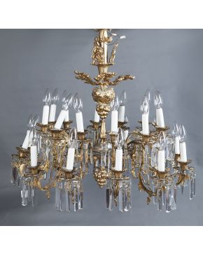 820-Lámpara s. XIX en metal dorado con formas vegetales y prismas de cristal tallado. 