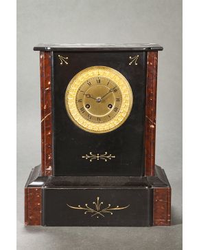 448-Reloj en mármol negro. jaspe rojo y bronce dorado. s. XIX.