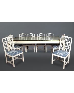 352-Mesa de comedor con 8 sillas. De estilo chinesco. en madera lacada en color banco roto con detalles en metal dorado. Tapicería decorada con almendros 