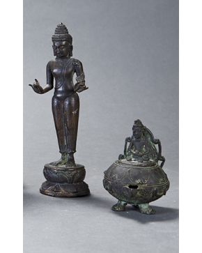 304-Lote de dos objetos antiguos hindús en bronce.