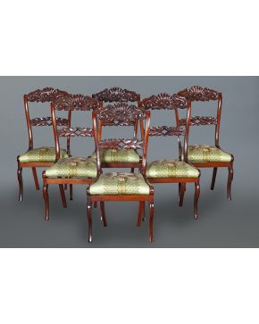 871-Juego de seis sillas en madera tallada estilo portugués con decoración vegetal en relieve y tapicería floral.