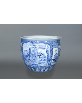 398-Gran pecera estilo oriental en porcelana esmaltada en blanco y azul con escenas cortesanas. Marcas en la base. 
