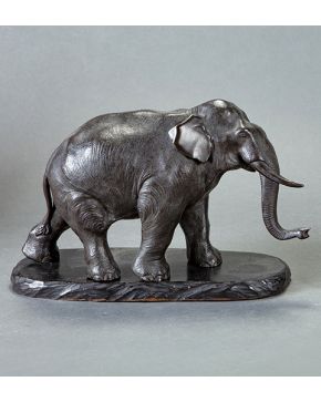 407-Elefante en bronce pavonado. China. s. XX.
