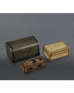 380-Lote formado por pequeño cofre y dos cajas con decoración de taracea: nácar. madera y hueso. El cofre Napoleón III con aplicaciones de latón dorado  n