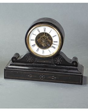 408-Reloj de sobremesa en mármol negro. Francia. s. XIX. Esfera con numeración romana. 