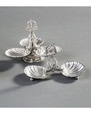 366-Lote de dos almendreros en plata española punzonada con decoración gallonada y asas a modo de animal acuático.