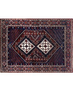 307-Antigua alfombra persa SIRJAN. en lana anudada a mano. Campo principal en el que destaca un gran medallón central romboidal. que incluye otros dos int
