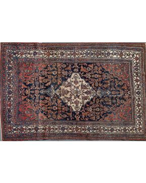 329-Antigua alfombra persa Malayer en lana en tonos marrones con centro y cenefa sobre campo beige. 