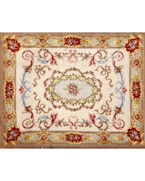 314-Alfombra española en lana con decoración de rosas y lacerías y bouquet central. Campo beige y cenefa en marrón.