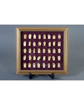 321-Colección de 40 netsukes. Japón. finales del s. XIX - principios del s. XX.