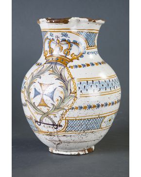576-Jarra en cerámica de Talavera. Con escudo y corona. 