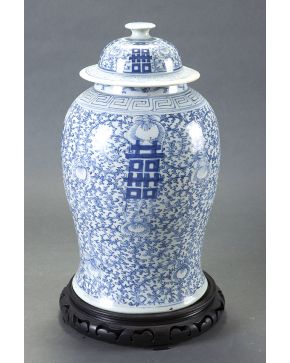 400-Tibor con tapa en porcelana china azul y blanca. s. XIX.