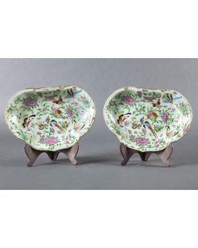 328-Pareja de bandejitas en porcelana Compañía de Indias. familia Rosa. Decoración profusa de aves. insectos y flores. c. 1800.