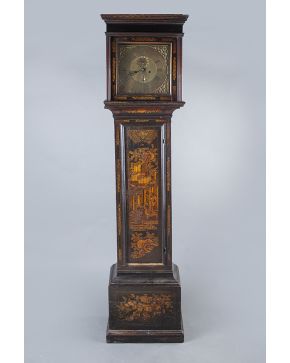 427-Reloj de antesala inglés Jorge III. c. 1780. Con caja en madera ebonizada con decoración de chinoseries. esfera con numeración romana. calendario y ma
