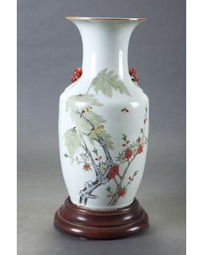 483-Jarrón chino en porcelana circa 1900. Decoración de aves en rama. 