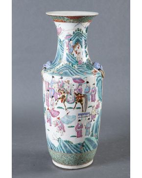 327-Jarrón adaptado a lámpara en porcelana china. Familia Rosa con decoración esmaltada. Escenas cotidianas sobre basa en madera tallada. 