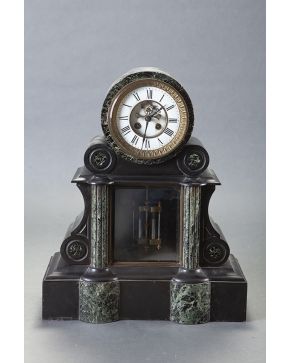 354-Reloj de sobremesa Napoleón III. Francia. s. XIX. En mármol negro y verde veteado. Esfera con numeración romana. Mecanismo cuerda llave. 