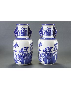 337-Lote de dos jarrones en porcelana china blanca y azul. circa 1900. Uno con decoración de pájaros en paisaje y otro con escenas cotidianas.