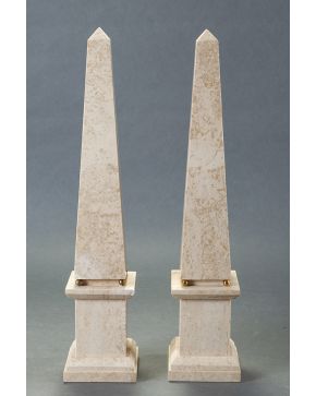 877-Pareja de obeliscos en mármol. 