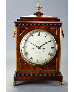 367-Reloj inglés de sobremesa con caja en madera tallada y marcas en la esfera. YONGE&SON LONDON. c. 1820. Esfera con numeración romana. Mecanismo cuerd