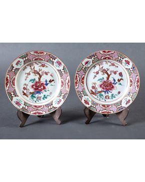 482-Pareja de platos en porcelana esmaltada con decoración de flores. Compañía de Indias. s. XIX.