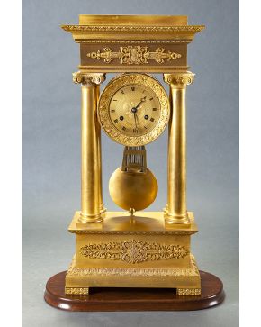752-Reloj pórtico Luis Felipe de sobremesa en bronce dorado. s. XIX.