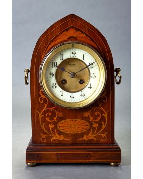 372-Reloj de sobremesa inglés con marcas en la esfera Robinson & Company. Decoración de marquetería en maderas frutales.