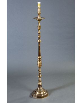 913-Lámpara de pie en metal dorado. 