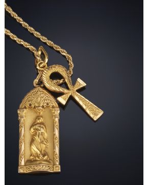 438-MEDALLA DE LA VIRGEN LABRADA EN ORO AMARILLO. con cadena y cruz griega en oro amarillo de 18 k.