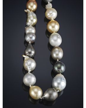 621-Collar de 29 perlas australianas barrocas combinadas. golden. tahití y blancas. En ligero degradé multicolor. Broche bola en oro blanco de 18 k.