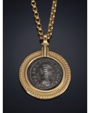 631-DENARIO ENMARCADO EN ORO ROSA DE 18 K CON CADENA DE ESLABONES.