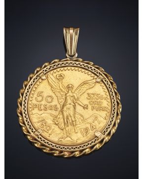 748-MONEDA DE 50 PESOS MEXICANOS EN ORO AMARILLO DE 18K DE 1821 A 1947 DISPUESTA COMO COLGANTE. 