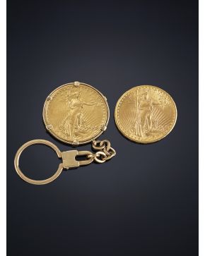 908-DOS MONEDAS DE ORO DE VEINTE DÓLARES ESTADOUNIDENSES: UNA DE 1925 Y LA OTRA DE 1909. ESTA ÚLTIMA MONTADA EN LLAVERO.
