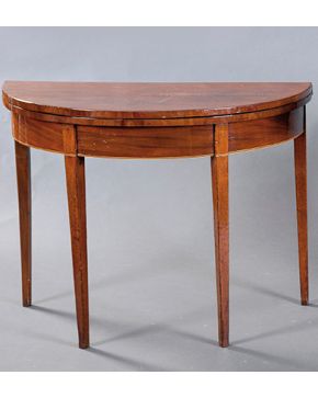 1179-Mesa de juego francesa en madera de caoba. S. XIX. Filete en marquetería de limoncillo en el perímetro. Algún desperfecto.