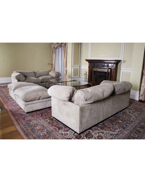 547-Juego formado por dos sofás de dos plazas y dos asientos con tapicería verde.