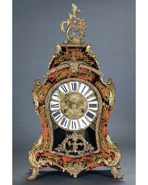 779-Reloj de sobremesa tipo cartel. siguiendo modelos Napoleón III. Aplicaciones de bronce dorado y simulación de marquetería Boulle en carey y latón. Esf