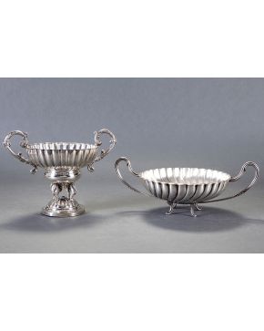 684-Centro con asas en plata española punzonada en forma de copa griega con decoración de gallones.