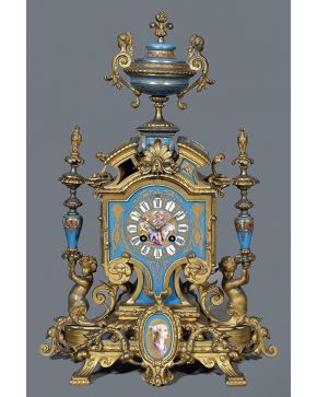 567-Reloj de mesa francés c. 1870. en metal dorado y placas de porcelana de Sèvres.