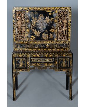 861-Decorativo cabinet oriental en madera lacada en negro.