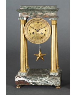 1153-Reloj de columnas francés. Carlos X. 1er tercio del s. XIX. 