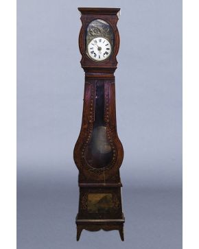 1182-Reloj de antesala con caja en madera tallada y decoración pintada. Esfera firmada: Benigno Ruiz Burgos. S. XIX.